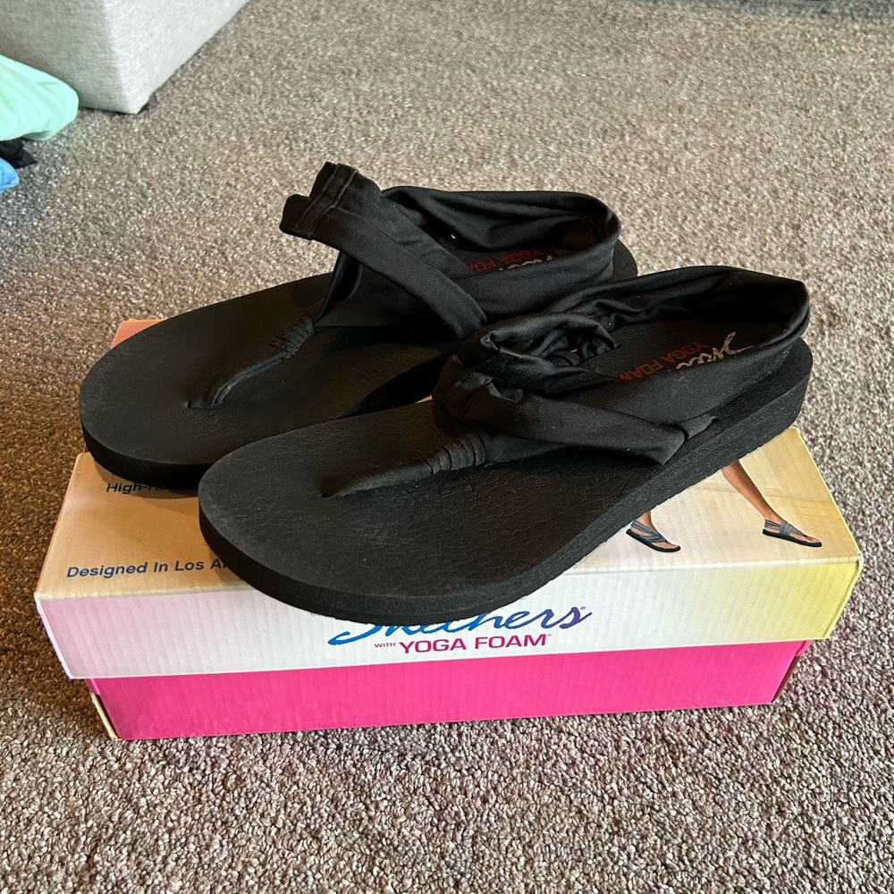 Women's Sketchers Yoga Foam Sandal Size 9